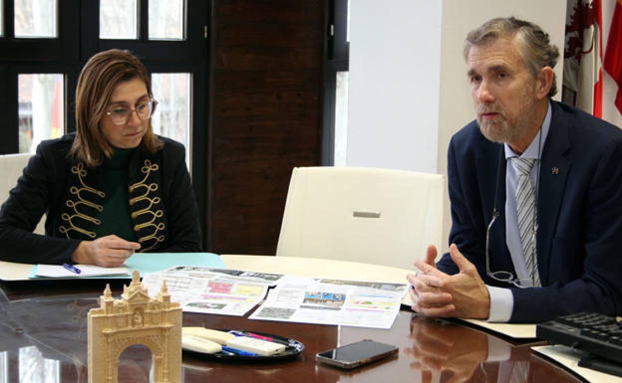 El rector Pérez Mateos y la alcaldesa Raquel González Benito, en la reunión mantenida en el Rectorado. 