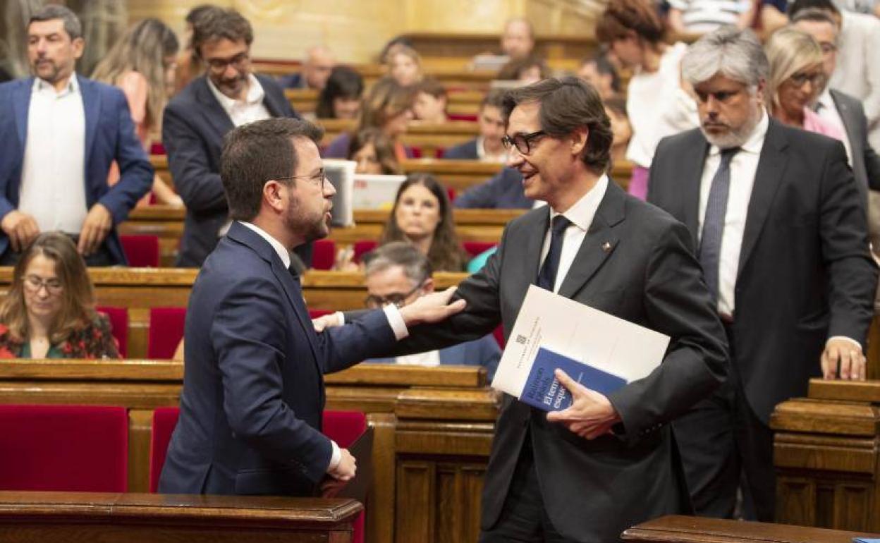 Pere Aragonés y Salvador Illa durante un pleno en el Parlament de Cataluña.