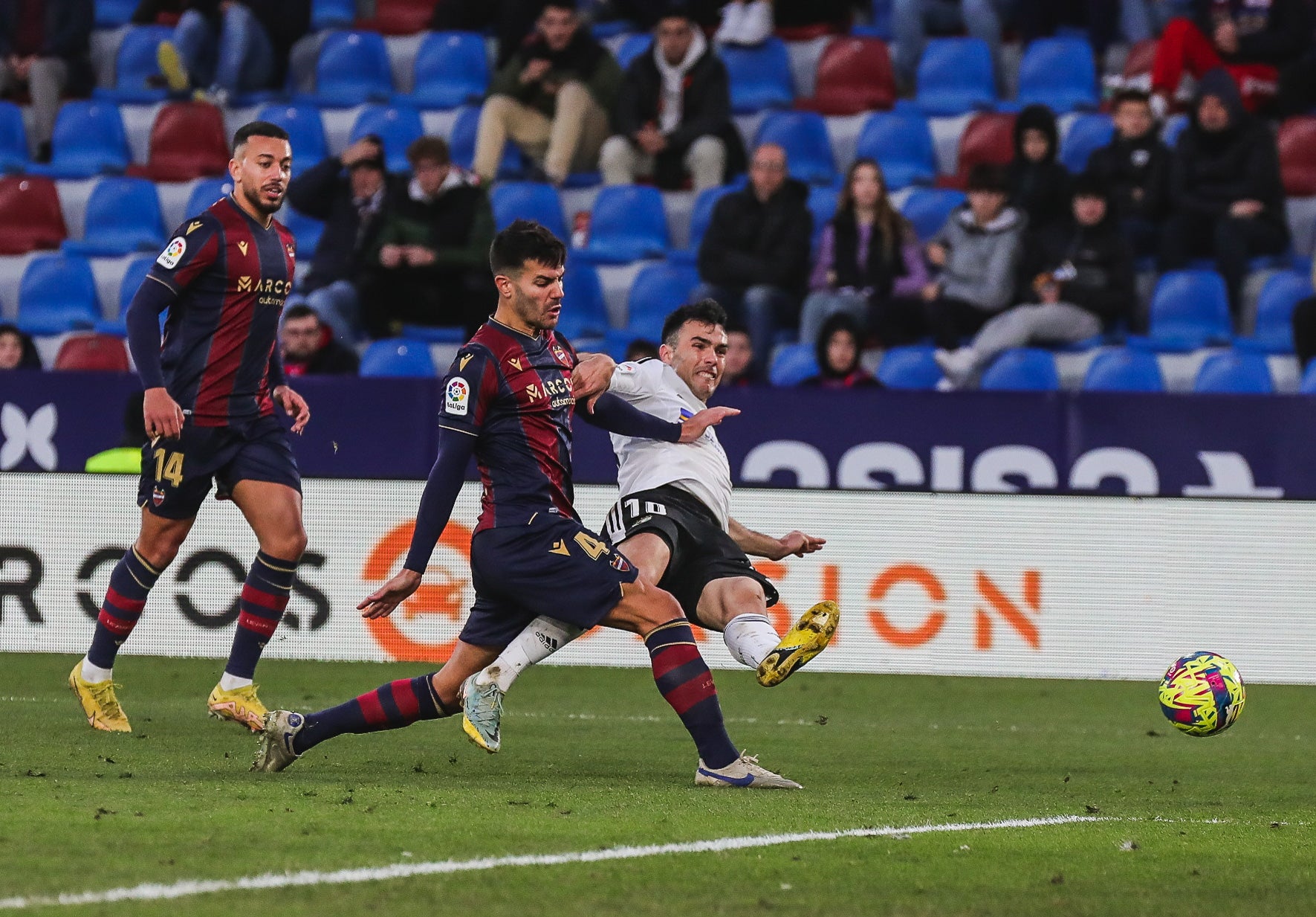 Fotos: El Burgos CF cae ante el Levante UD