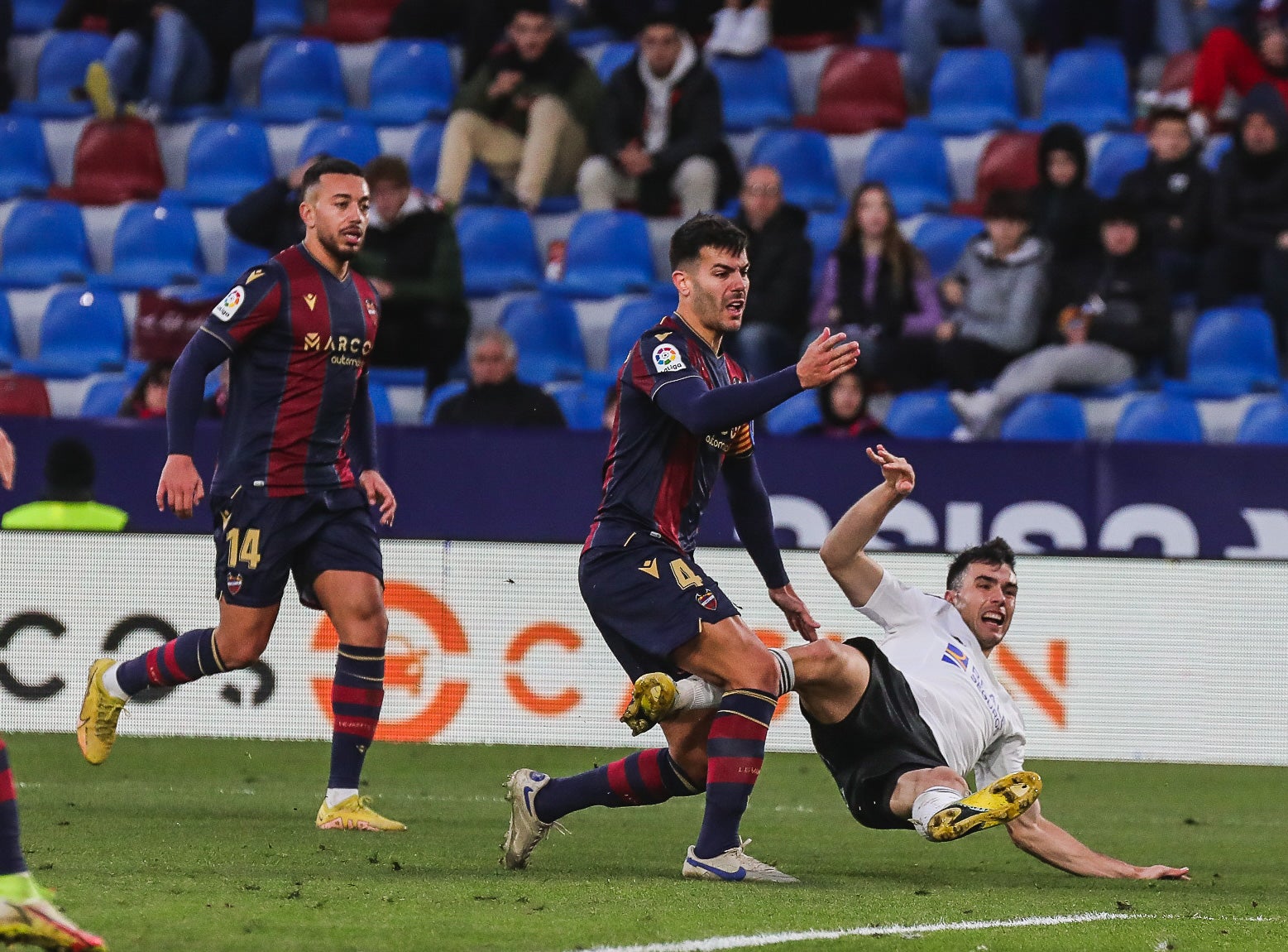 Fotos: El Burgos CF cae ante el Levante UD