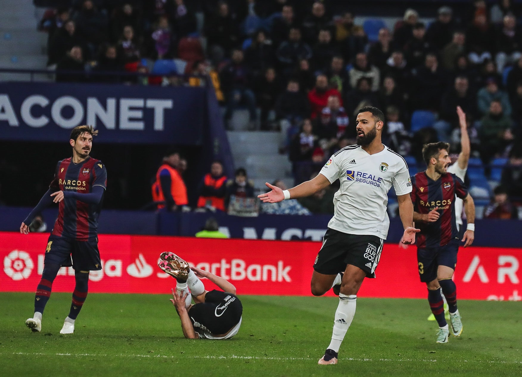 Fotos: El Burgos CF cae ante el Levante UD