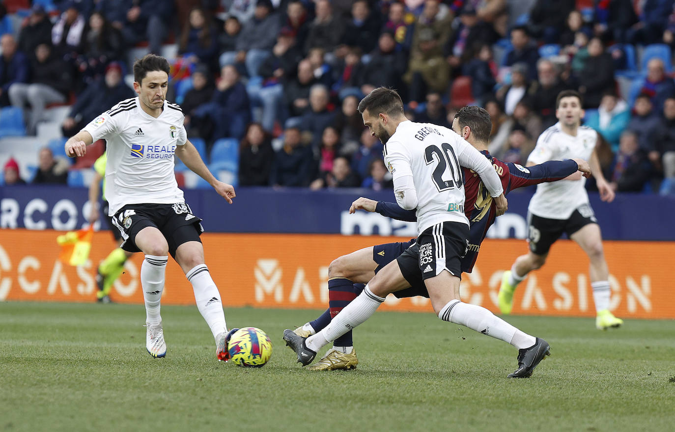 Fotos: El Burgos CF no puede cortar la racha del Levante UD