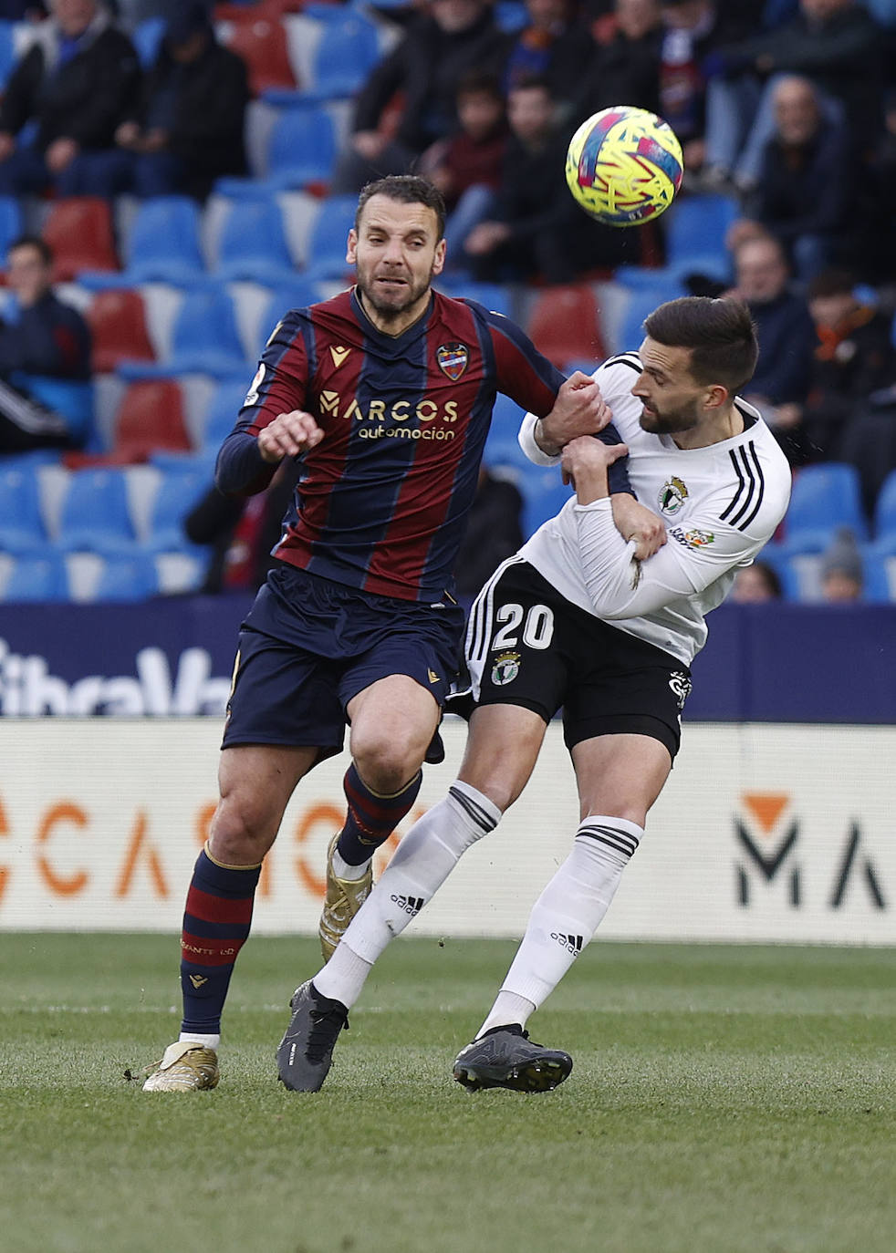 Fotos: El Burgos CF no puede cortar la racha del Levante UD