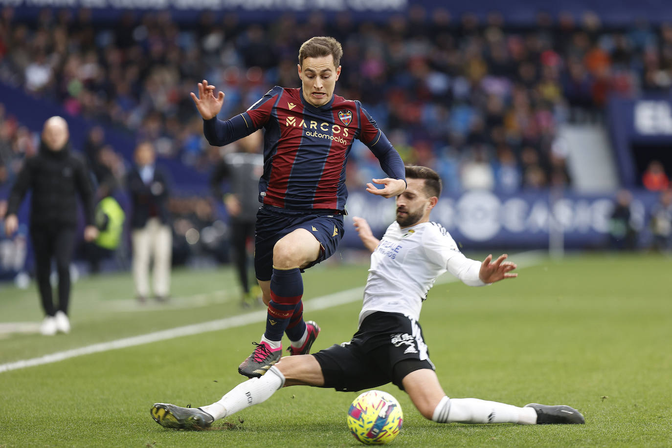 Fotos: El Burgos CF no puede cortar la racha del Levante UD