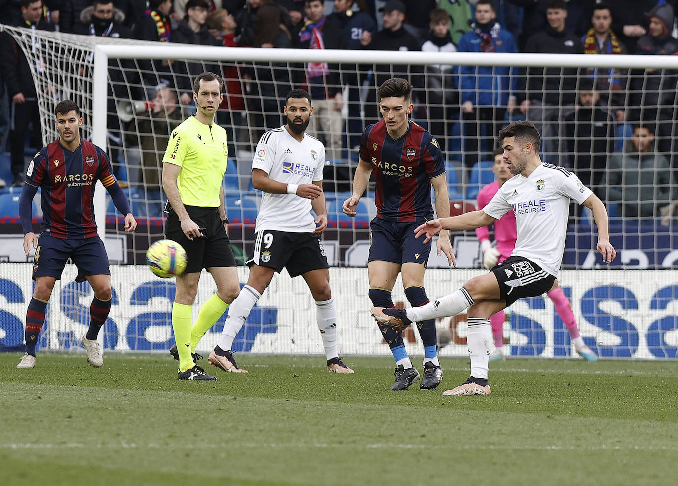 Fotos: El Burgos CF no puede cortar la racha del Levante UD