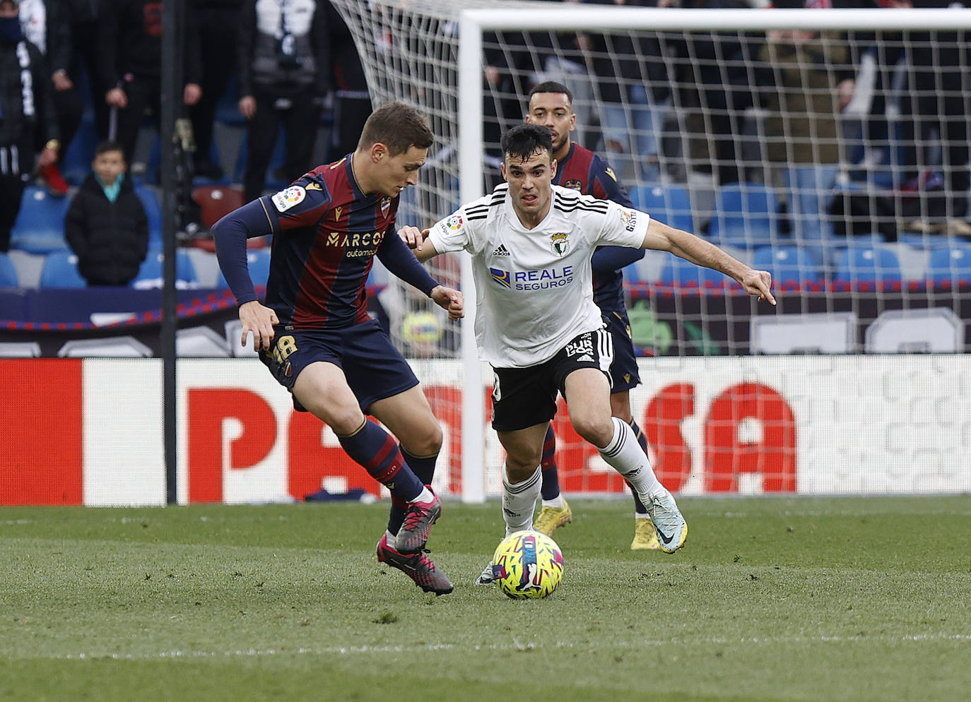 Fotos: El Burgos CF no puede cortar la racha del Levante UD