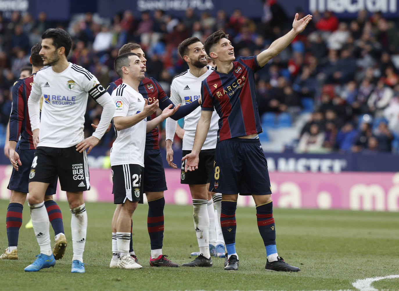 Fotos: El Burgos CF no puede cortar la racha del Levante UD