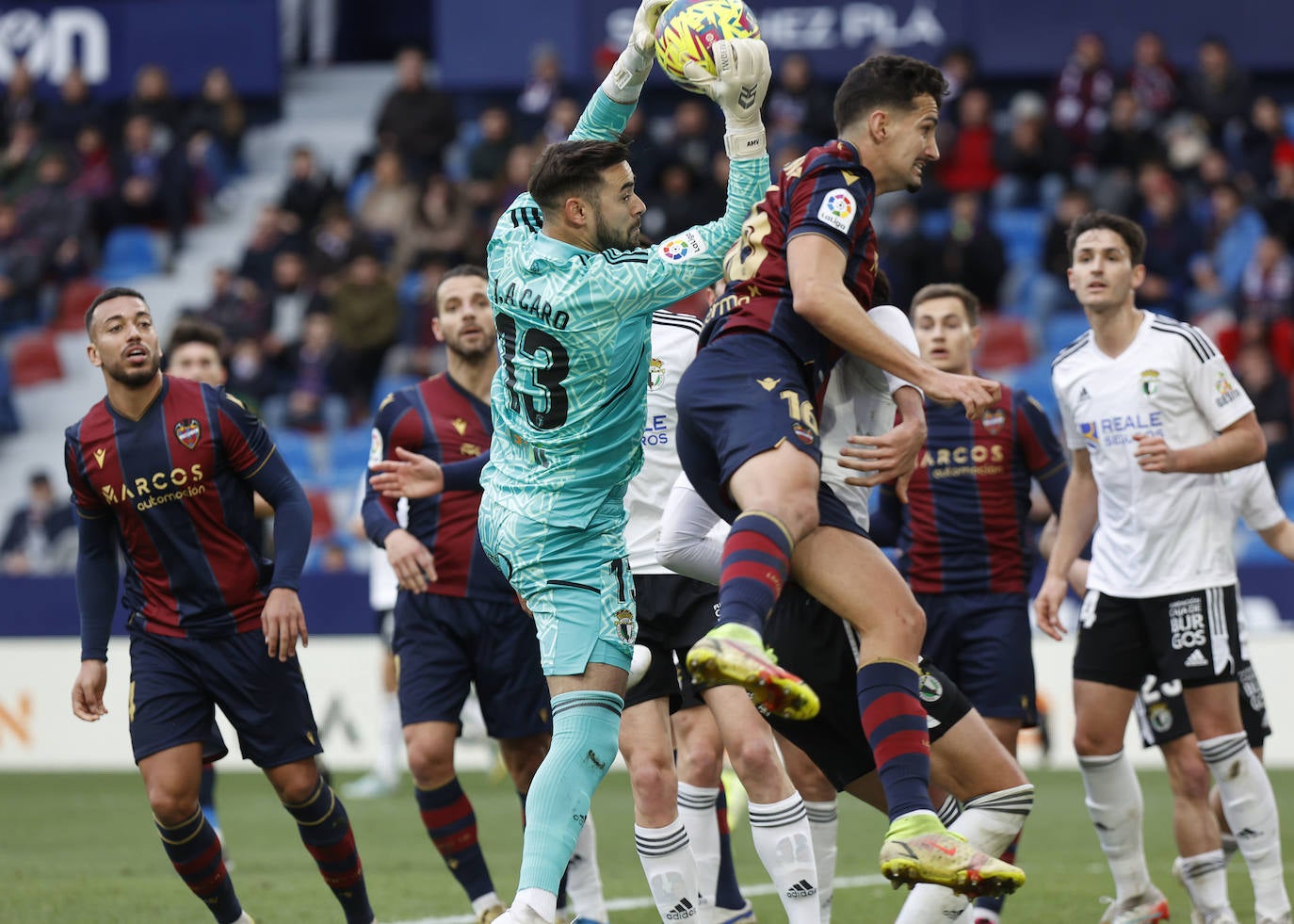 Fotos: El Burgos CF no puede cortar la racha del Levante UD