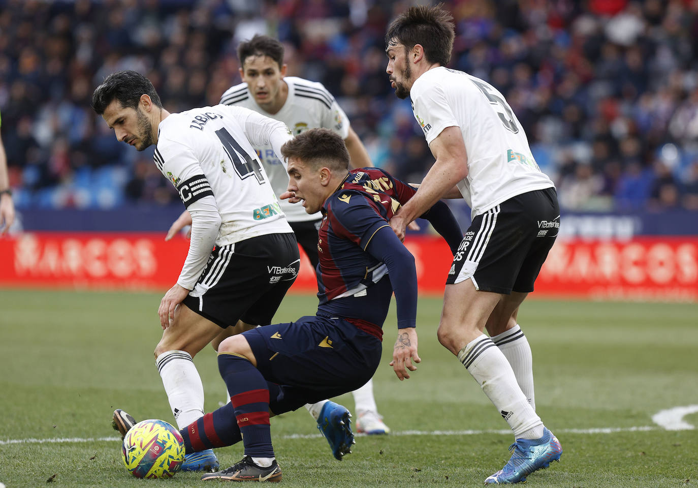 Fotos: El Burgos CF no puede cortar la racha del Levante UD