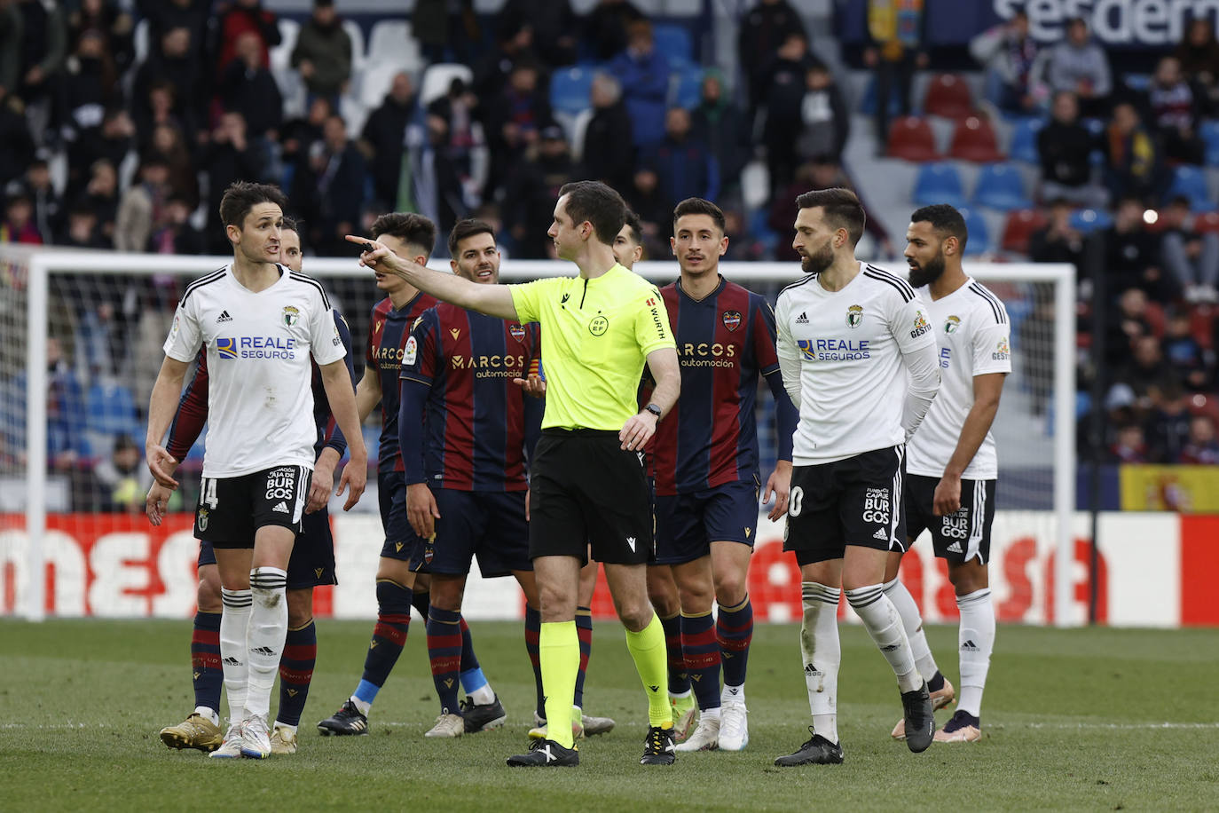 Fotos: El Burgos CF no puede cortar la racha del Levante UD