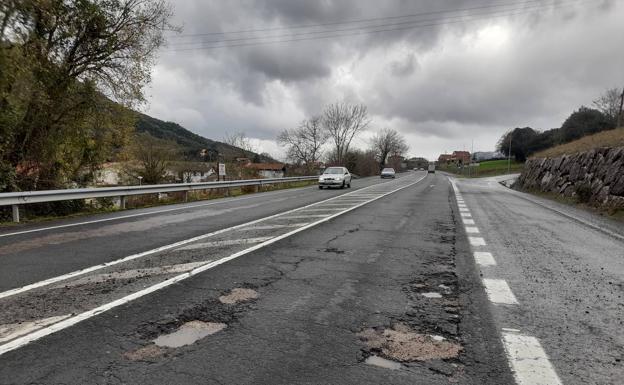 Los vecinos del Valle de Mena denuncian el deterioro de la carretera.