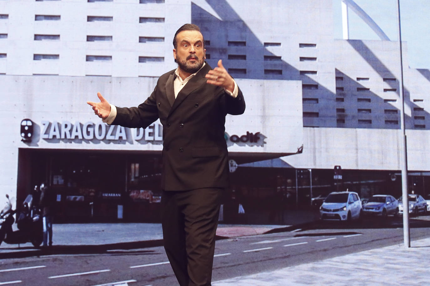 Nacho Vigalondo, contando las bondades de la estación de tren de Zaragoza.