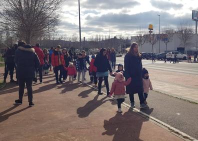 Imagen secundaria 1 - Imágenes del evento celebrado en el CEIP La Charca.