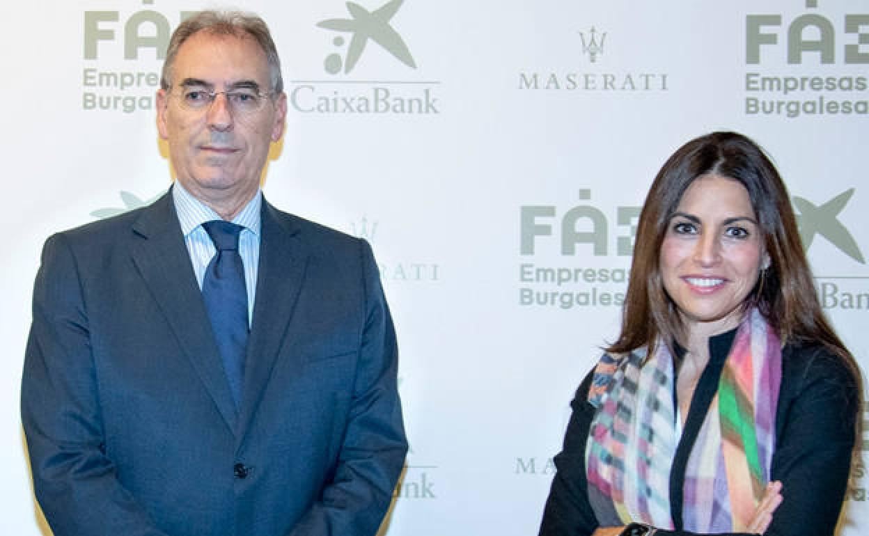 Miguel Ángel Benavente, presidente de FAE, y Verónica Pascual, presidente de la Fundación ASTI, tras la firma del convenio. 