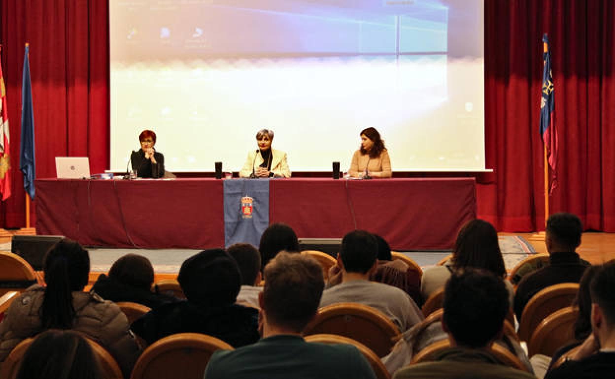 La vicerrectora de Internacionalización y Cooperación dio la bienvenida a los estudiantes. 