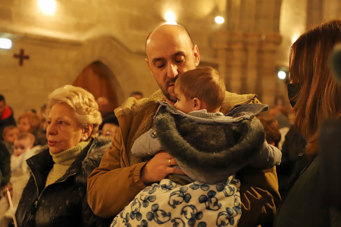 Imágenes de la tradicional Misa de la Luz con la que los nacidos el pasado año se han presentado y han recibido la bendición de la Virgen de la Candelaria