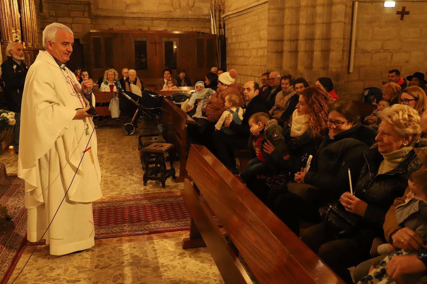 Imágenes de la tradicional Misa de la Luz con la que los nacidos el pasado año se han presentado y han recibido la bendición de la Virgen de la Candelaria