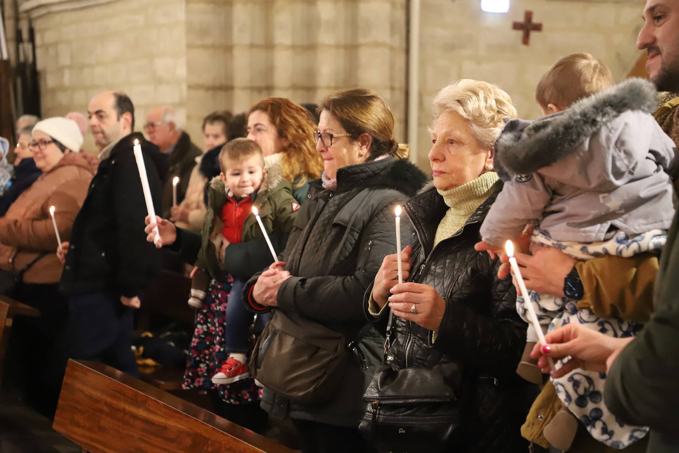 Imágenes de la tradicional Misa de la Luz con la que los nacidos el pasado año se han presentado y han recibido la bendición de la Virgen de la Candelaria