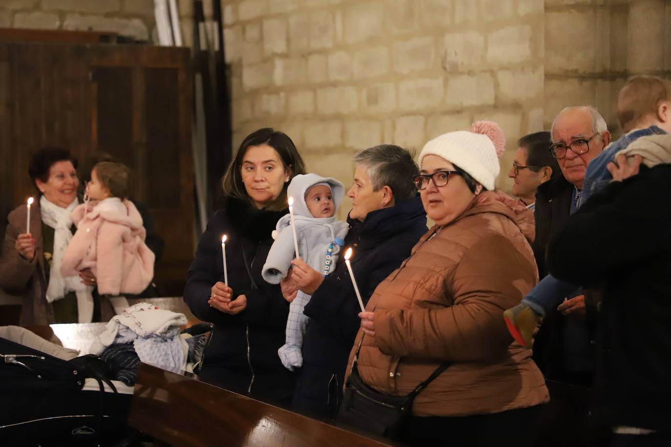 Imágenes de la tradicional Misa de la Luz con la que los nacidos el pasado año se han presentado y han recibido la bendición de la Virgen de la Candelaria