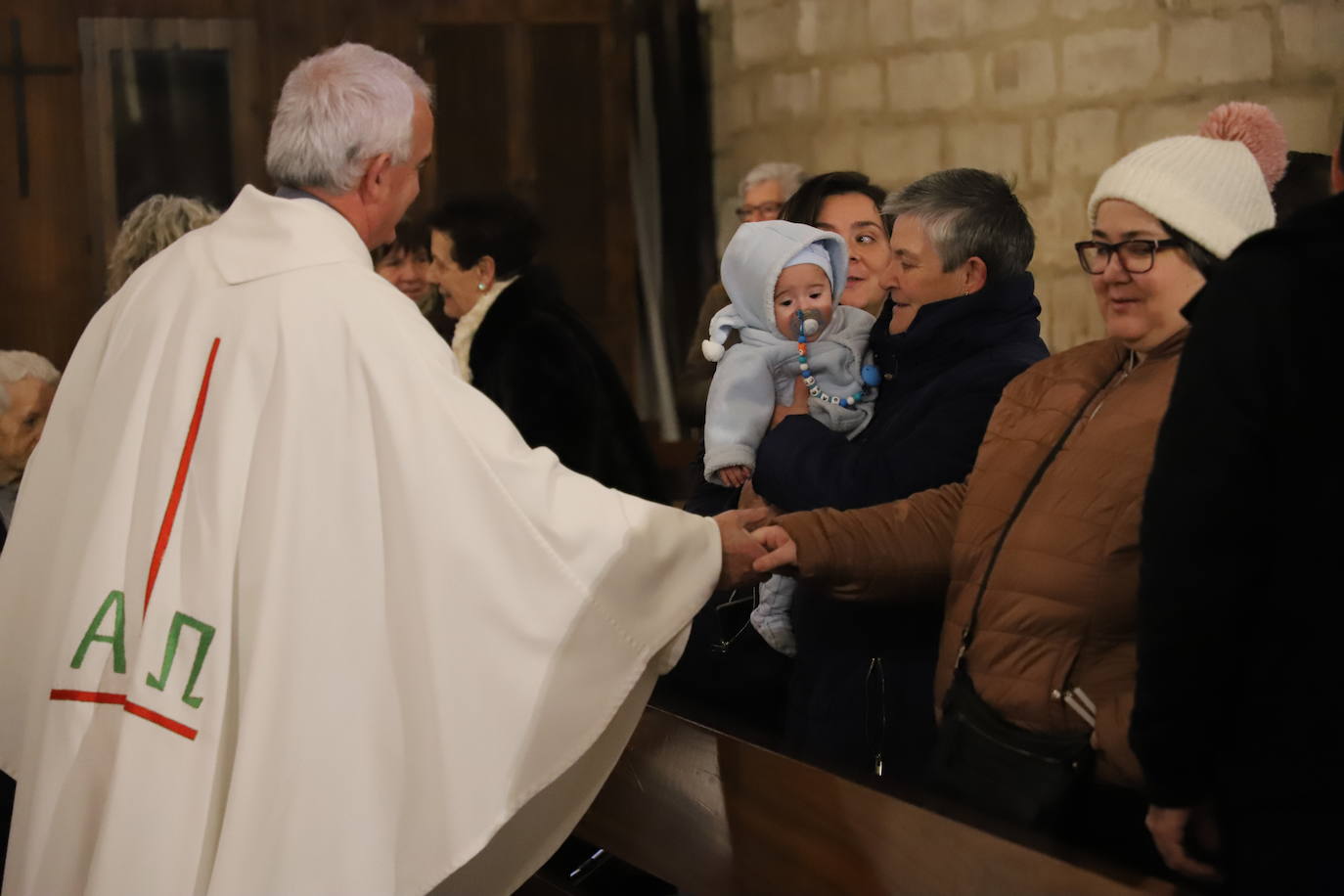 Imágenes de la tradicional Misa de la Luz con la que los nacidos el pasado año se han presentado y han recibido la bendición de la Virgen de la Candelaria