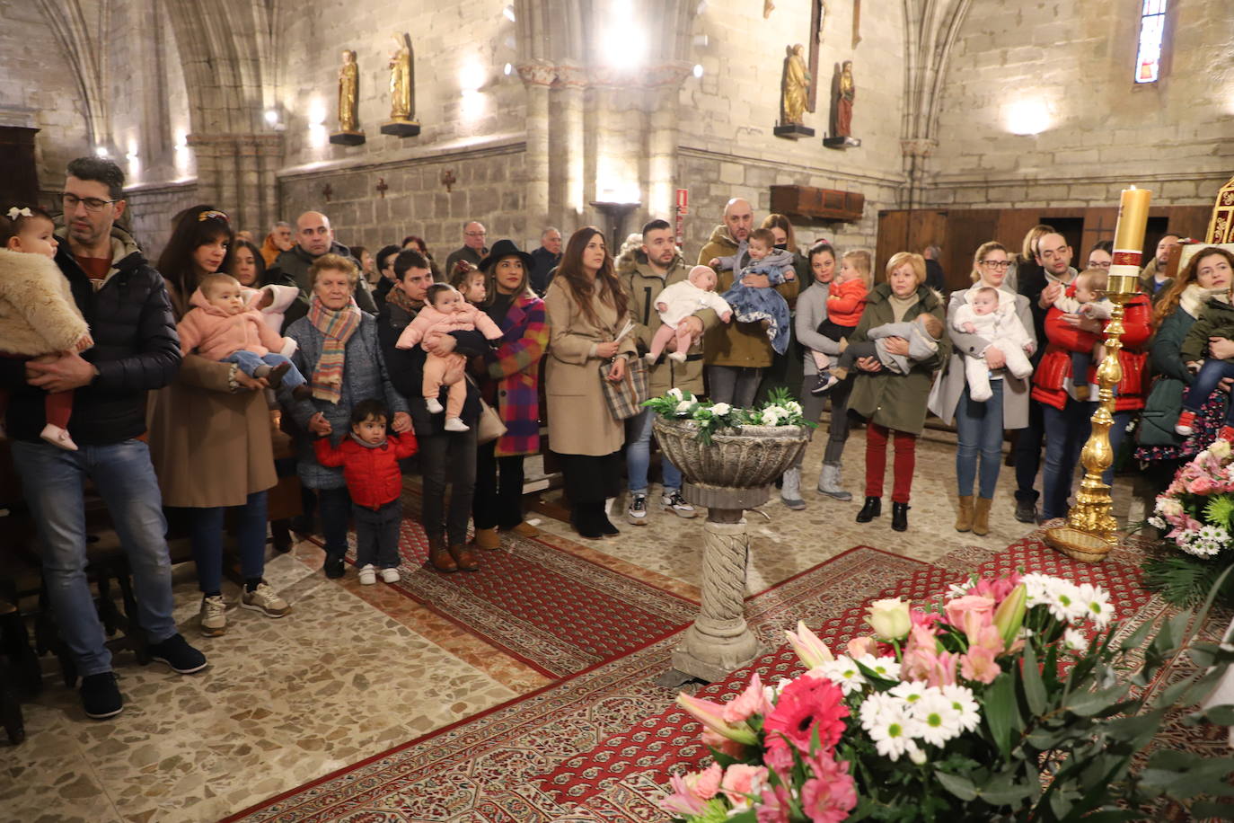 Imágenes de la tradicional Misa de la Luz con la que los nacidos el pasado año se han presentado y han recibido la bendición de la Virgen de la Candelaria