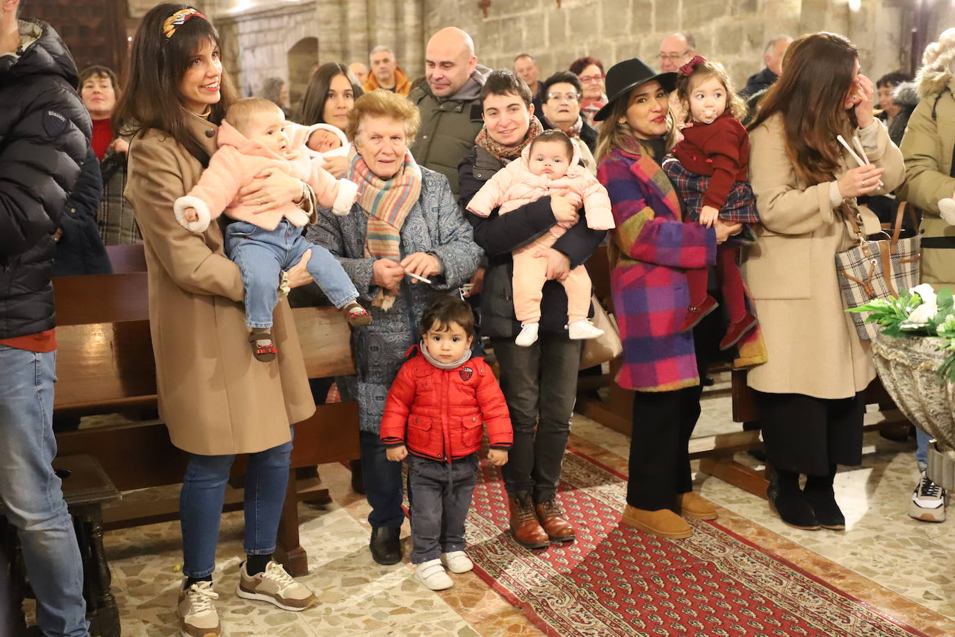 Imágenes de la tradicional Misa de la Luz con la que los nacidos el pasado año se han presentado y han recibido la bendición de la Virgen de la Candelaria