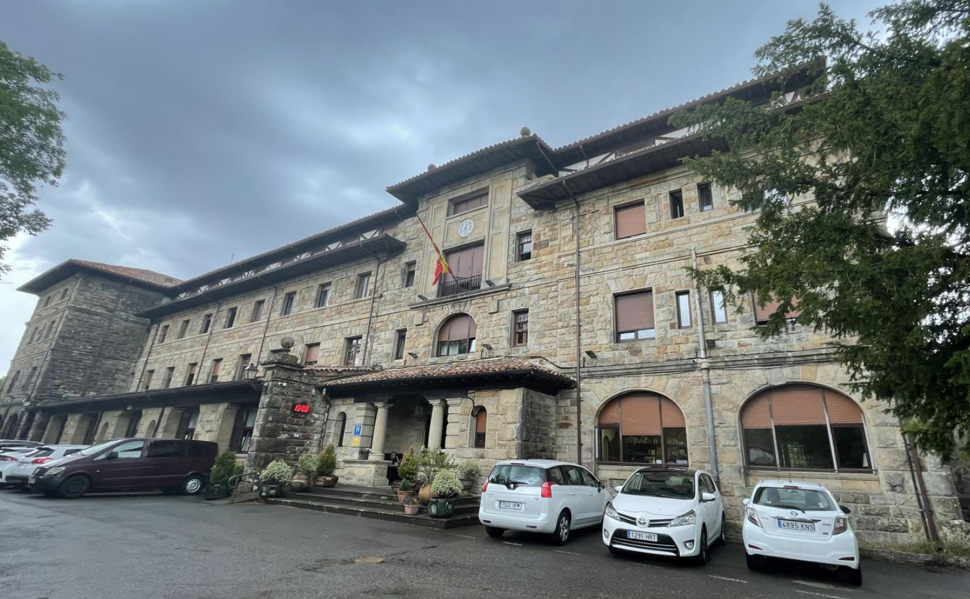 El balneario es un edificio recio y grandioso. 