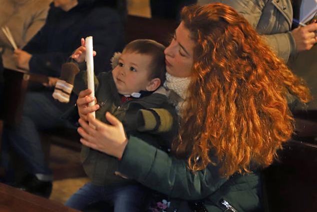 Imágenes de la tradicional Misa de la Luz con la que los nacidos el pasado año se han presentado y han recibido la bendición de la Virgen de la Candelaria