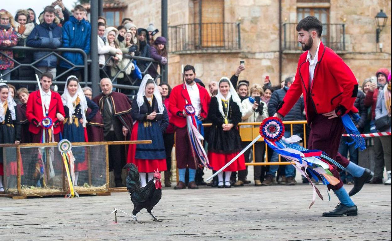 Poza revive su Danza del Escarrete de la mano de los jóvenes.