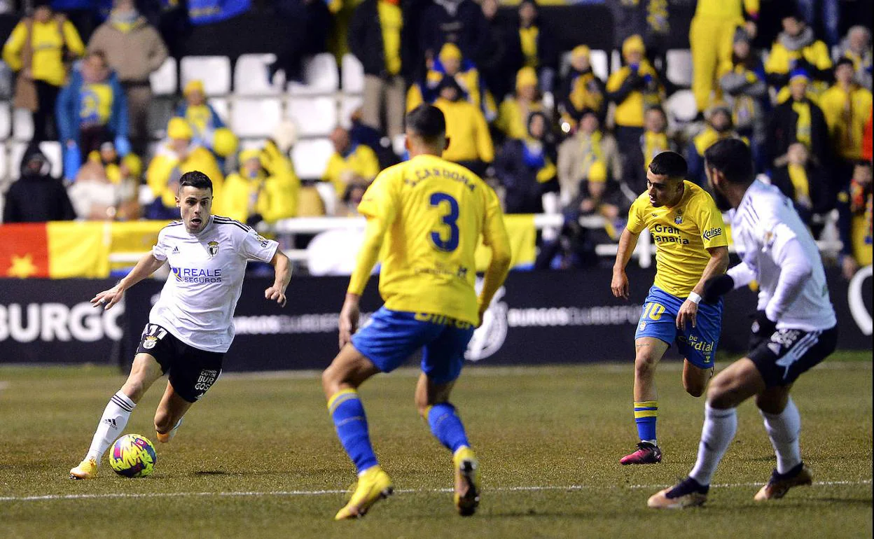 Gaspar trata de superar a varios rivales durante el empate entre el Burgos CF y la UD Las Palmas en El Plantío