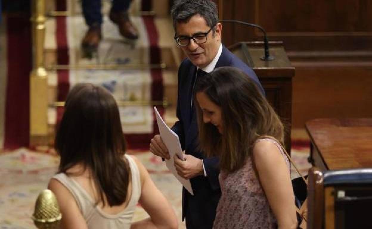 Félix Bolaños junto a Irene Montero e Ione Belarra en el Congreso.