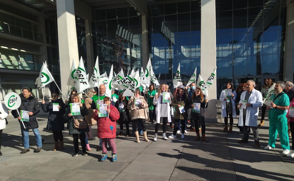 Protesta de Csif ante el HUBU la semana pasada.