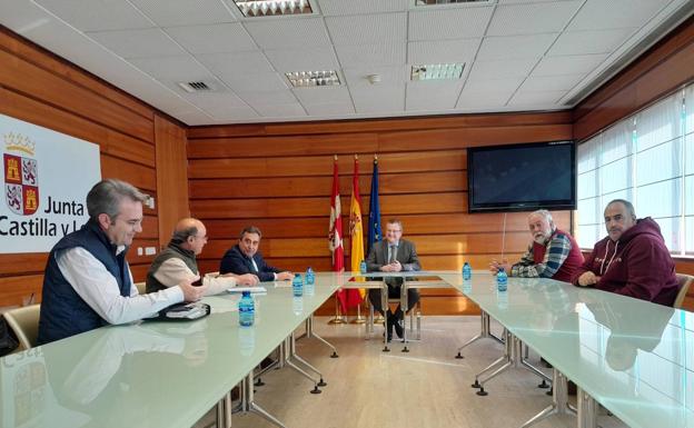 Un momento de la reunión entre el consejero, Gerardo Dueñas, y los representantes de los regantes. 