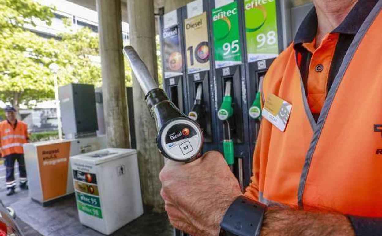 El precio de los combustibles se modera tras el alza registrado con el fin del descuento