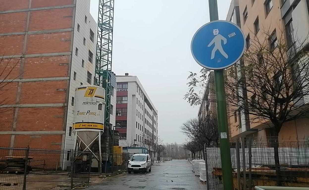 El tráfico de coches es un peligro en la plaza Rovi Virgili de Burgos 