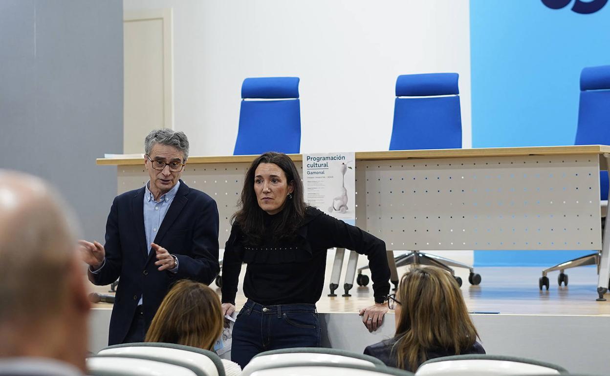 El presidente de la Fundación Círculo, Emilio de Domingo y su directora, Laura Sebastián, en la presentación de la programación de Círculo Creativo en Gamonal. 