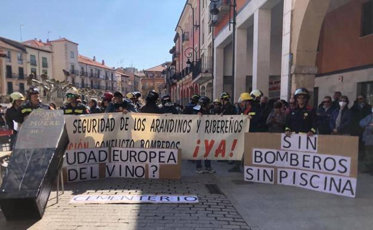 Protesta de los bomberos de Aranda de Duero frente al Ayuntamiento.