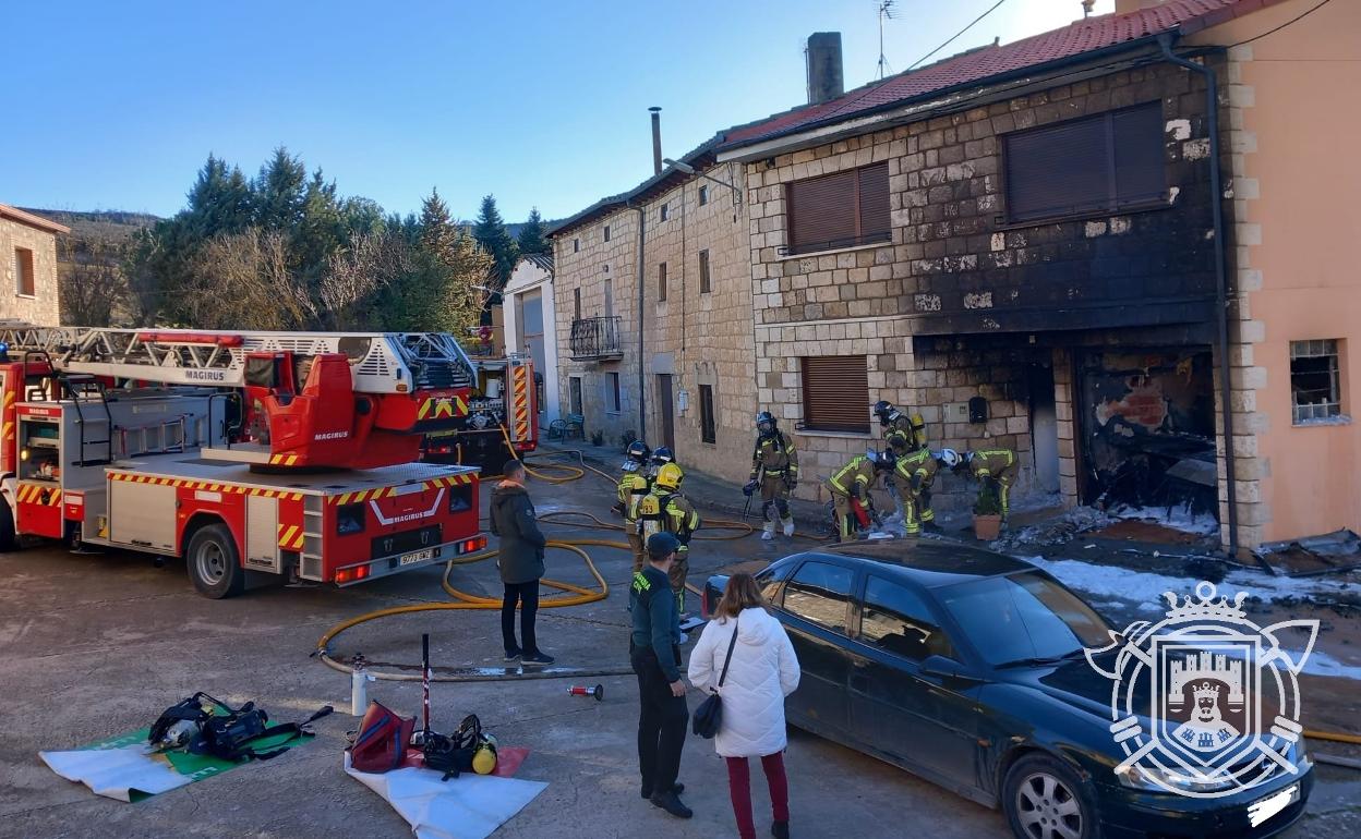 Los bomberos han extinguido el fuego y ventilado la vivienda. 