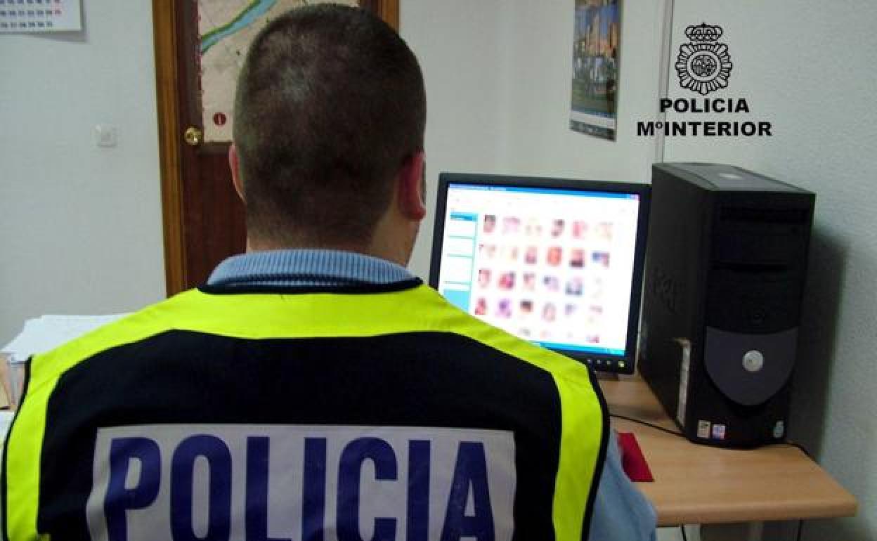 Un policía nacional investigando delitos en internet. 