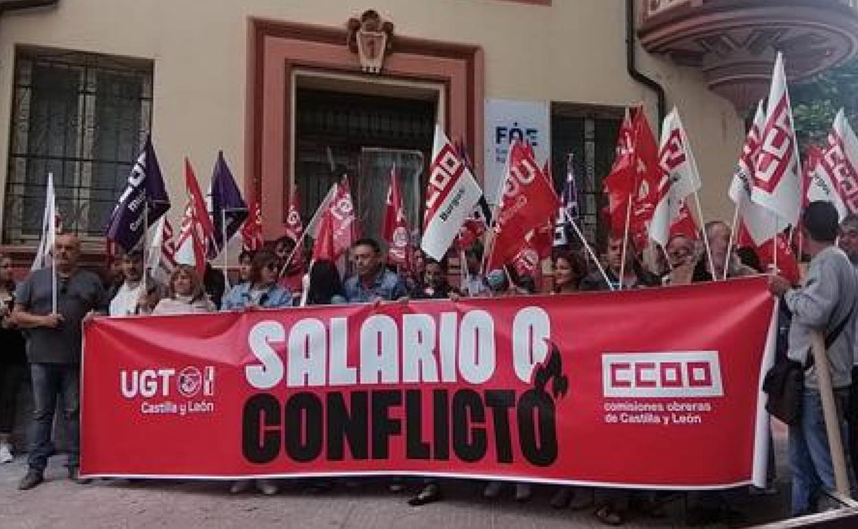 Protesta sindical en Burgos frente a la Federación de Asociaciones de Empresarios por un salario digno. 