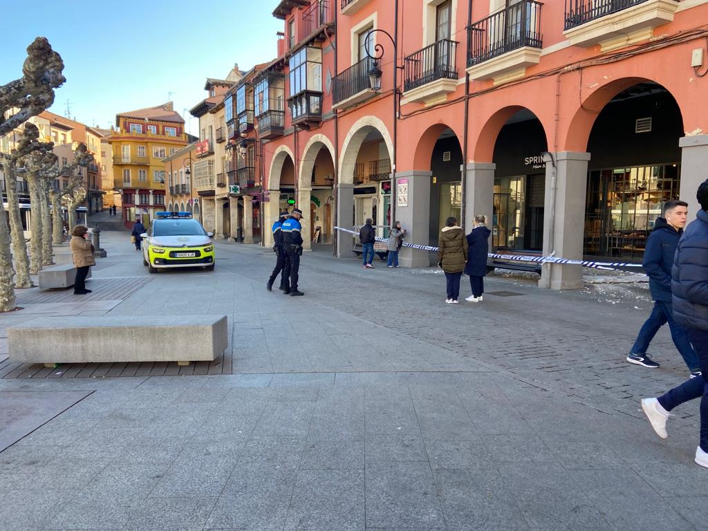 Fotos: Susto por la caída de parte de falso techo en los soportales de la plaza Mayor de Aranda