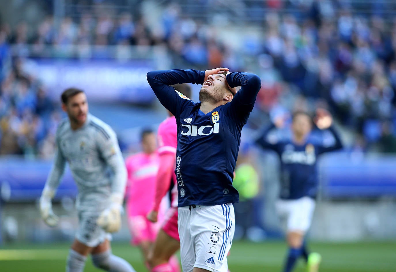 Imagenes de la victoria del Burgos CF ante el Real Oviedo este domingo en el Carlos Tartiere
