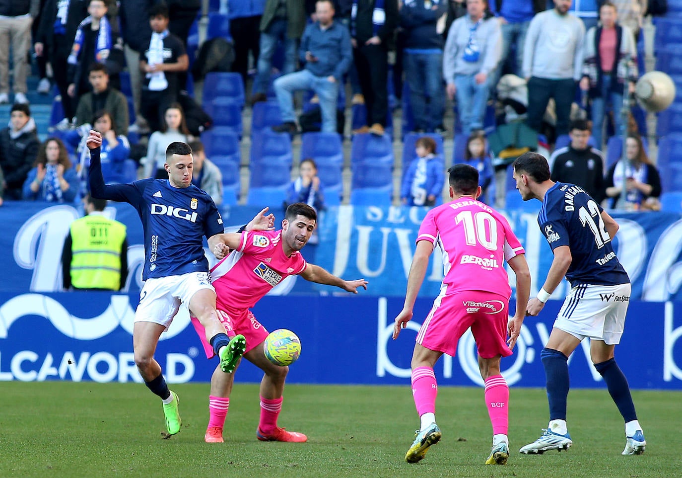 Imagenes de la victoria del Burgos CF ante el Real Oviedo este domingo en el Carlos Tartiere