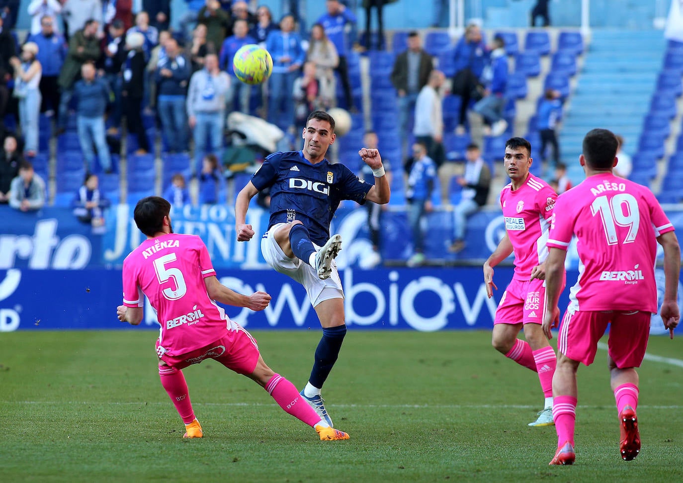 Imagenes de la victoria del Burgos CF ante el Real Oviedo este domingo en el Carlos Tartiere