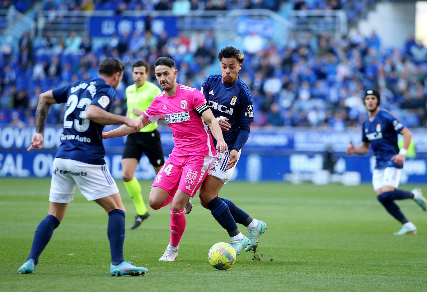 Imagenes de la victoria del Burgos CF ante el Real Oviedo este domingo en el Carlos Tartiere