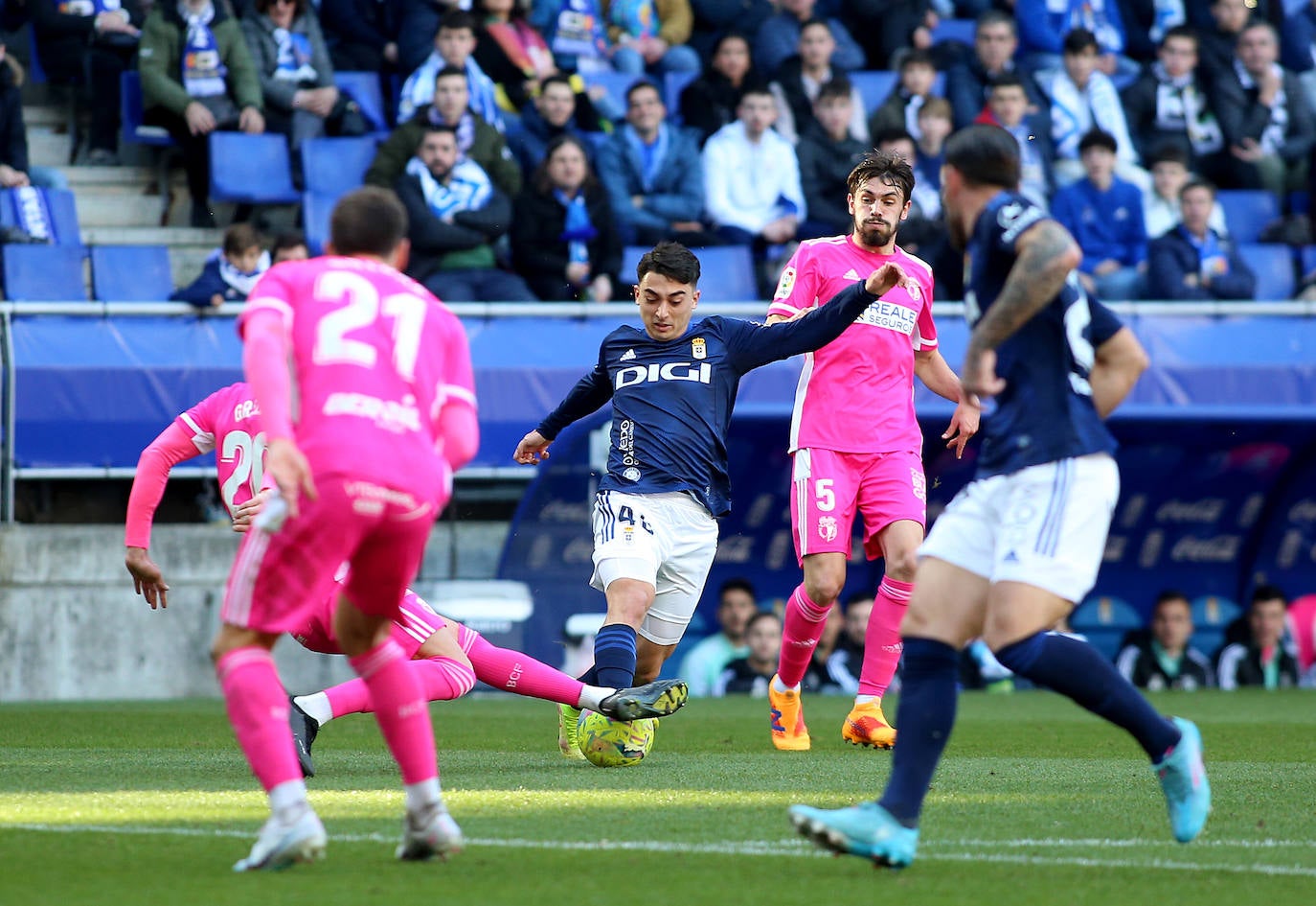 Imagenes de la victoria del Burgos CF ante el Real Oviedo este domingo en el Carlos Tartiere