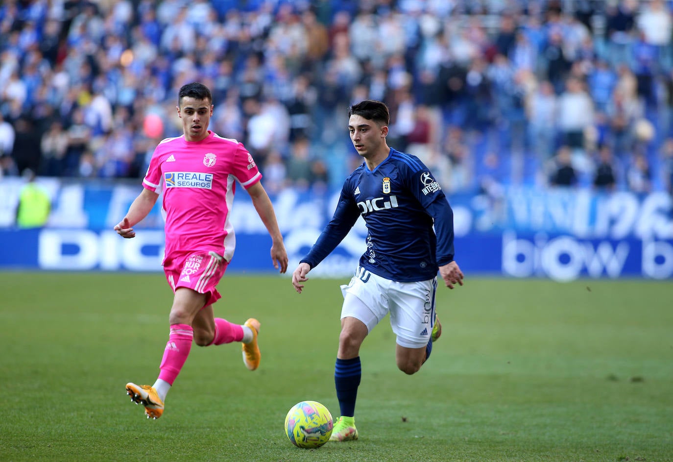 Imagenes de la victoria del Burgos CF ante el Real Oviedo este domingo en el Carlos Tartiere