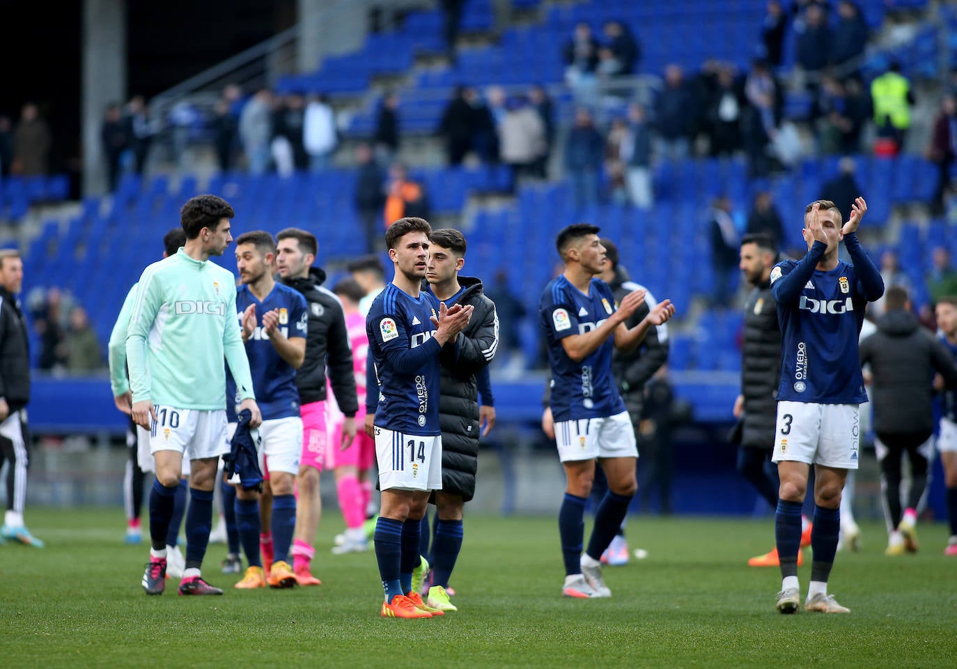 Imagenes de la victoria del Burgos CF ante el Real Oviedo este domingo en el Carlos Tartiere