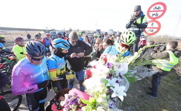 Imagen principal - Un gran grupo de ciclistas ha acudido al homenaje para apoyar a la familia de la ciclista. 