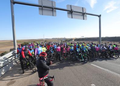 Imagen secundaria 1 - Un gran grupo de ciclistas ha acudido al homenaje para apoyar a la familia de la ciclista. 